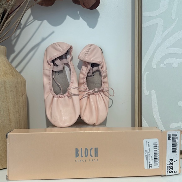Girls Bloch Ballet Slippers Size 2 - Picture 1 of 2